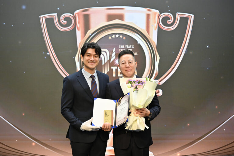 Grand Plastic Surgery receiving the 2025 Brand of the Year award on stage in front of the "This Year's Excellent Brands" backdrop